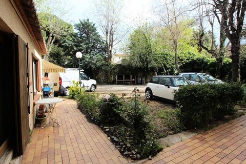 Parel van de Côte Vermeille, parel van de Catalaanse kust, steden van schilders... Er is geen gebrek aan kwalificaties om over Collioure te praten. Genesteld in een baai waar de Pyreneeën uitmonden in de wateren van de Middellandse Zee, biedt Colliou...