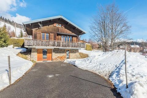 Dieses schöne Chalet liegt nur 100 Meter von den Seilbahnen von Jaillet entfernt und bietet bequem Platz für 4 Erwachsene und 2 Kinder. Es bietet ein Queensize-Bett in einem Schlafzimmer, zwei Einzelbetten in einem anderen und ein Schlafsofa im Wohnz...