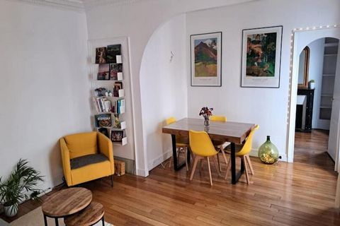 Este encantador apartamento de 46 metros cuadrados, idealmente ubicado en el vibrante distrito 18 de París, ofrece el entorno perfecto para una pareja que busca comodidad y conveniencia. Situado en el primer piso de un edificio bien mantenido con asc...