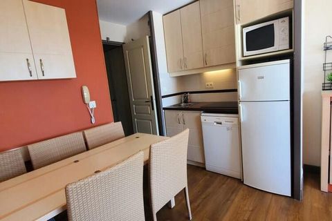 Dit goed ingerichte appartement van 38 vierkante meter biedt comfortabele accommodatie voor maximaal 7 personen. De ruimte omvat twee slaapkamers: één met een tweepersoonsbed en de andere met een eenpersoonsbed en een stapelbed. Eén van de kamers hee...