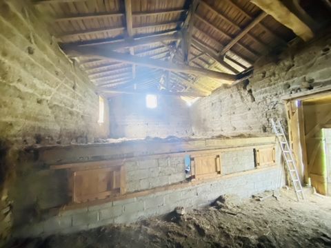 A VENDRE 42260 SAINT MARTIN LA SAUVETÉ ANCIEN CORPS DE FERME A FORT POTENTIEL MAISON , GRANGE ET DÉPENDANCES