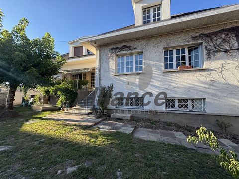 MAISON  D  ARCHITECTE  AVEC  PRESTATIONS  DE  GRANDE  QUALITE  SITUE  AU  COEUR  DE  VILLE ENTIEREMENT  CLOS  COMPOSEE  DE  :  AU  REZ  DE  JARDIN  :  GARAGE  ,  CAVE , CHAUFFERIE , BUREAU , CUISINE D ETE , AU PREMIER NIVEAU :  VASTE  ENTREE ,  GRAND...