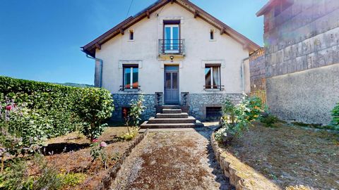 Charmante maison d'environ 124 m² implantée sur une parcelle de 377 m² . Située au coeur d'un village paisible, cette maison d'environ 124 m² habitables allie cachet, volumes et fonctionnalité, idéale pour une vie de famille ou une résidence secondai...