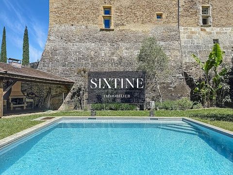 Bienvenue dans un havre de paix historique à 9 mn de Crémieu Ancienne maison forte, Ce château fut bâti entre le XIVe et le XVe. La propriété se compose de trois corps de bâtiments qui délimitent une cour rectangulaire fermée à l'ouest par un haut mu...