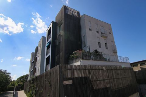 Allora, ascolta bene... Stai cercando casa, vero? Ma non una casa qualunque, no no… Tu vuoi quella giusta. Quella dove entri e dici: “Questa è la mia!”. Quella dove tua moglie entra, guarda la cucina e dice: “Ci vedo già la mia planetaria qui!” Quell...