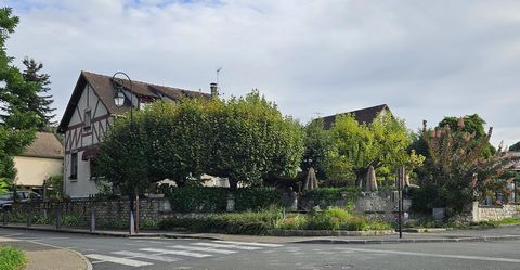 Proche Fontainebleau, maison surélevé de 1900 de 126 m2 pour activité commerciale avec au RDC une grande salle de restaurant type bistrot de 45 m2, un WC, une cuisine professionnelle de 15 m2 et une grande terrasse arborée et ombragée de 60 m2, puis ...