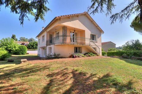 79220 STE OUENNE, Aline Nicole vous propose une maison sur sous-sol de 132 m² comprenant 4 chambres dont une au sous-sol, grande entrée, salon-séjour lumineux de 32 m² et cuisine dînatoire donnant sur un balcon, salle de bains, wc séparé. Chaufferie,...
