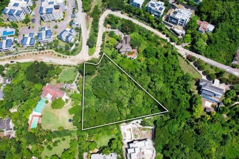 This prime location is being exclusively offered to the savvy real estate investor. When we speak of 'that location' and 'that view' these three lots tick all the boxes. Not only are you getting an exceptional location but three lots each with title,...