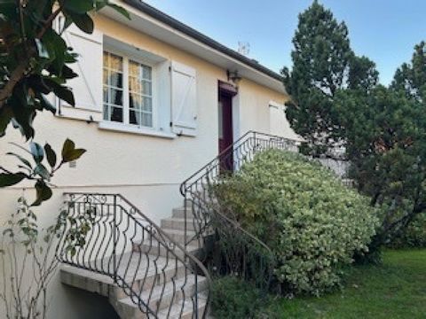 Quartier Est, secteur prisé, à deux pas de toutes commodités, supermarché, école/lycée, centre ville, gare et axes routiers, cette maison offre de nombreux atouts