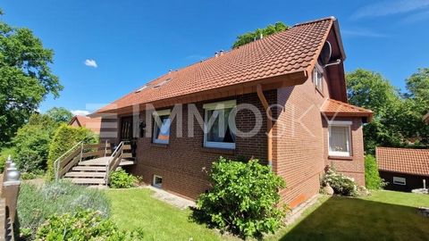 Detta charmiga tvåfamiljshus övertygar med sitt välskötta skick, eleganta inredning och en kärleksfullt anlagd trädgård som erbjuder absolut avskildhet. Fastigheten har moderniserats kontinuerligt under åren och senast omfattande renovering och renov...