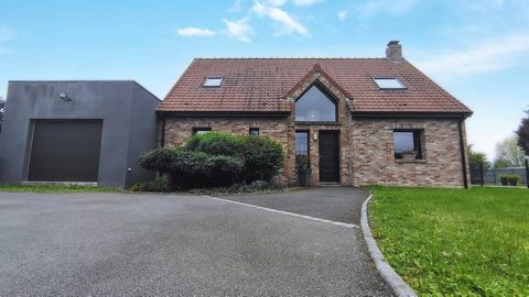 Maison individuelle en semi plain-pied, 4/5 chambres, terrasse, garage et jardin.