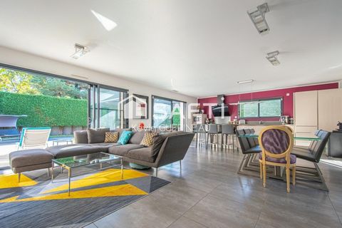 Maison contemporaine, 3 chambres, double garage, piscine