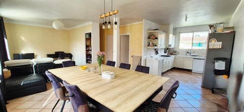 Maison familiale en impasse située en lisière pentagone avec 5 chambres, 2 points d'eau, garage et terrain.