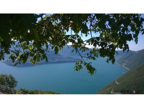 In Plassi, a village of Parzanica, apartment located on the raised ground floor. The complex has been recently built with shared swimming pool and panoramic view over the lake and the mountains. The apartment is composed of living room with kitchen a...