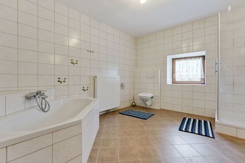 Questa bella casa vacanze per un massimo di 6 persone si trova a Eberstein in Carinzia ed è ideale per una famiglia. Ha una sauna con doccia e una terrazza per rilassarsi. La casa vacanze offre un ampio soggiorno, una cucina abitabile, 2 spaziose cam...