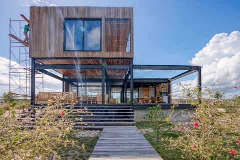 La nouvelle maison contemporaine côté baie avec une vue pittoresque sur les montagnes Mayas et le lagon environnant se trouve sur un terrain de 62 'x 140 '.  Ce 4 850 pieds carrés, 4 chambres (dont 2 sont des suites parentales) et 3,5 salles de bains...