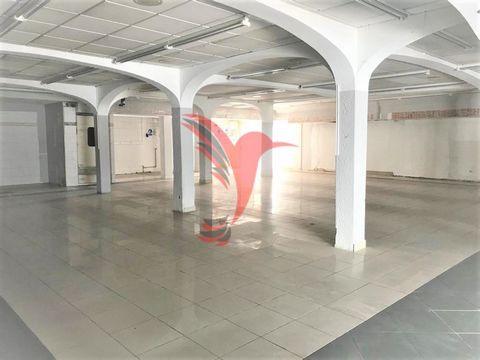 Commercial space or Warehouse located in a tourist area with a lot of potential, and huge affluence by pedestrian and road passage, providing space a business for investment. Ideal for a large store or supermarket, offices among others. It has 2 bath...