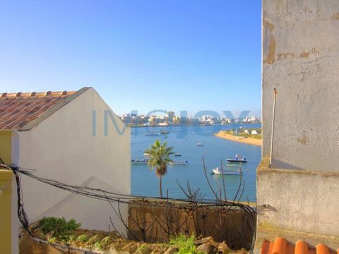 House to remodel located in the historic center, located in one of the best areas of Ferragudo. Consisting of with 3 bedrooms, 2 wcs, 2 living rooms, dining house and kitchen. Outdoor area with terrace with river view, a cistern and attic. The attic ...
