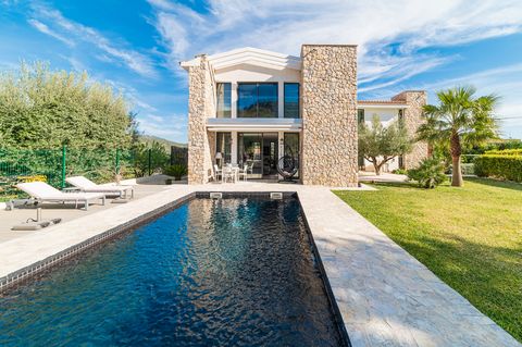 This modern villa is located in a quiet residential area of the idyllic village of Es Capdella. It enjoys good access and yet is secluded enough to enjoy privacy, with absolutely fantastic views of the mountains and the Galatzó. This luxurious villa ...