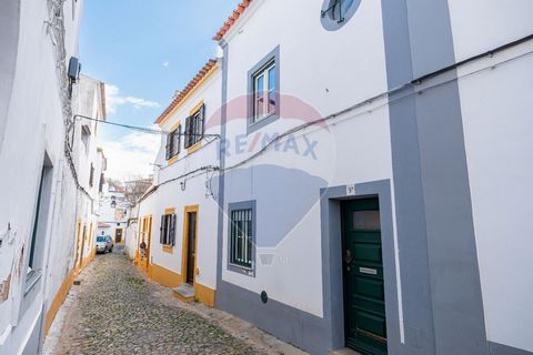 Description Maison individuelle de 3 chambres située dans la zone de réhabilitation urbaine d’Évora (A. R. U.) en plein centre historique d’Évora. La propriété est en bon état d’habitabilité et est louée à une valeur actualisée, avec un contrat à cou...