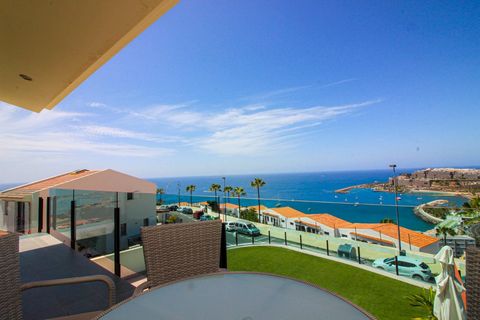 Ubicado en la parte alta de Loma Dos en el exclusivo complejo Residencial Ventura, este apartamento de esquina ofrece vistas de 360 grados sobre el mar, Arguineguín, Anfi del Mar y hacia las montañas. Desde una pequeña terraza privada junto a la entr...