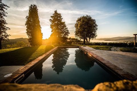 Esta es una lujosa casa de vacaciones de 5 dormitorios para 10 personas cerca de Magione. Cuenta con una piscina privada y se encuentra en las colinas con impresionantes vistas al lago Trasimeno y las colinas circundantes. Es perfecto para las famili...