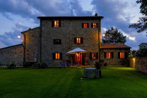 Esta casa de vacaciones de 3 dormitorios es una villa de granja totalmente restaurada en Toscana, que puede acomodar fácilmente a 8 personas. Es perfecto para grupos grandes y familias con niños. Cuenta con una hermosa piscina y la villa está rodeada...