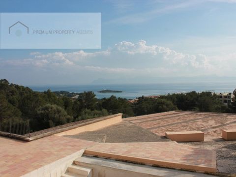 One of the most exclusive and select properties in the north of Mallorca, due to its incredible sea views, south orientation, its privacy ( it is located in a protected area where no further construction is possible), and its proximity to one of the ...