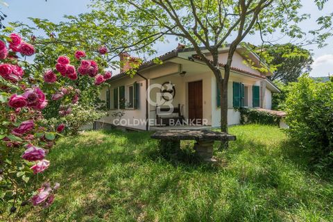 In the town of Brisighella, just 600 meters from the medieval historic village, we offer for sale a prestigious villa from 1969 with an annex surrounded by a splendid tree-lined garden of about 900 square meters. The house is on two floors connected ...