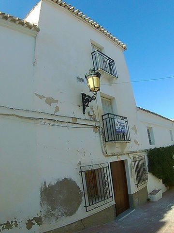 A large house for sale in the heart of the village of Albanchez here in Almeria Province. Located on a quiet street, the house is distributed on three floors, the ground floor consists of a small lounge, a bathroom a further lounge with fireplace , a...
