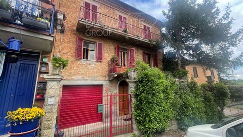 CASTIGLIONE DEL LAGO (PG), Casamaggiore: detached house divided into two flats consisting of: 1) flat of 165 sqm on two levels with tavern, kitchen, garage and pantry on the ground floor; living room, kitchen with large terrace, double bedroom, twin ...