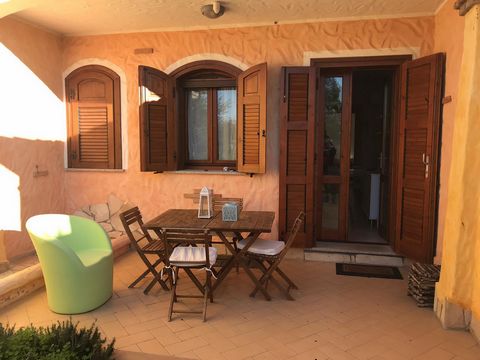 Location Is Pillonis - Sant'Anna Arresi - à vendre bel appartement dans un quartier résidentiel calme à moins de 5 minutes en voiture des dunes de Porto Pino (distance 4 km). La propriété, qui est en excellent état et vendue entièrement meublée, est ...