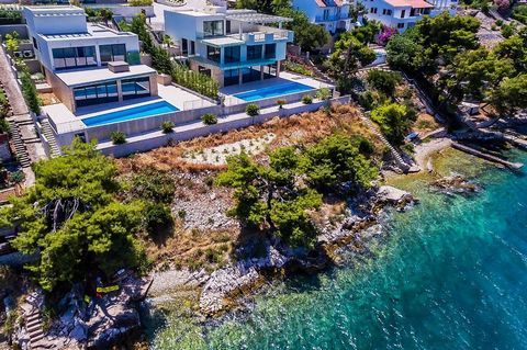 Nowa willa w ekskluzywnej lokalizacji nad morzem na wyspie Čiovo, jednym z najbardziej atrakcyjnych miejsc turystycznych na Adriatyku. Wyspa znana jest z wielu pięknych zatok i plaż, a także krystalicznie czystego morza i jest połączona z lądem i mia...