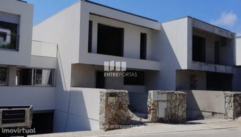 Sale of new 3 bedroom villa under construction, Areosa, Viana do Castelo. Privileged location with fantastic views of the sea and the mountains. Possibility to choose the finishes. In the vicinity of all essential services, such as schools, pharmacy,...