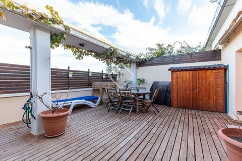 Ideal duplex penthouse located in the fabulous area of Sant Just Desvern, very close to international schools such as the German School and the American School. It is located in a modern brick building from 2001, close to urban parks with children's ...