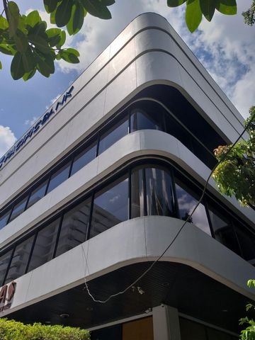 Exclusive and strategic office building located in the heart of the banking area of Panama City, it has (2,211.28 m2) leasable space distributed in 3 levels fully used, and two levels of parking. Likewise, the building has a parking expansion project...
