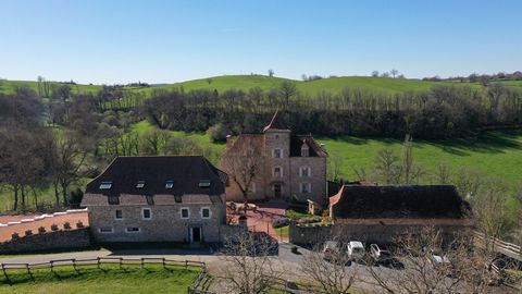 15 minutes from Figeac, nestled in the middle of its 18 hectares of woods and meadows entirely enclosed by wooden fences and bushes, this magnificent property consists of a beautiful and sumptuous dwelling house, an outbuilding serving currently an o...