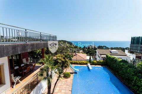 It is a large house of about 473 m2 with a large plot of about 790 m2 located in the beautiful Santa Cristina de Blanes an urbanization between Blanes and Lloret de Mar residential and quiet right next to the beautiful Botanical gardens of Blanes The...