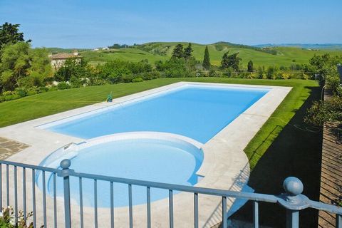 En el complejo vacacional Borgo della Meliana, en Gambassi Terme, se han combinado dos instalaciones anexas, cada una con su propia piscina exterior comunitaria y separadas unos 150 metros. Todos los apartamentos están amueblados en un elegante estil...