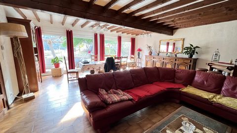 Located at altitude in Olette, this charming house offers stunning views of the majestic Catalan mountains. Nestled on a plot of about 1100 m2, you will enjoy a privileged setting without any vis-à-vis. Completely renovated, this house welcomes you w...