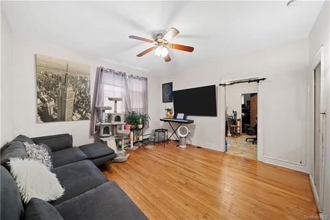 Introducing a spacious single-family home in the Upper Ditmars/Astoria Heights area. This fully-detached property boasts a 40x100 lot and a detached garage. The home has a large living room, three bedrooms, and one bathroom. The kitchen and bathroom ...