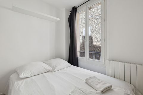Located on the 2nd floor of a quiet and secure building in the heart of the Odeon district, this charming studio is perfect for a stay for 2 people in Paris. Upon entry, the apartment opens onto a bright main room with a dining area and an open kitch...