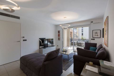 Located in the heart of Palm Beach, between the Croisette and Mouré Rouge Beach, this 42m² apartment offers absolute comfort for your medium-term stays. Bright, air-conditioned, and fully equipped, with a terrace overlooking the pool. Less than a 2-m...