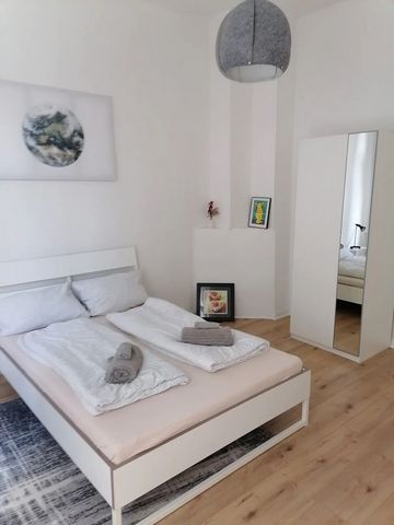 I am renting out my guest room. This very nice flat offers the luxury of being right in the city centre of Braunschweig. You will find your own bedroom, a long hallway, a daylight bathroom with bathtub and a spacious kitchen. The rooms are connected ...