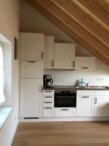 Charming, bright, fully furnished loft apartment with open attic, modern equipment (fitted kitchen, washing machine, dryer). In addition to a bedroom and living, dining room, there is a hallway and a separate toilet and bathroom. Furthermore, there i...