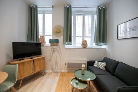 Located in one of the liveliest and most central areas of Lyon, just a few minutes walk from the Place des Terreaux and the Opera, you will appreciate the comfort of this newly renovated and decorated 26 m² apartment on the first floor just behind th...