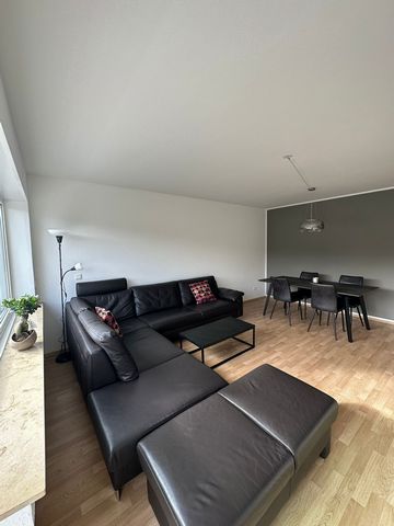 Welcome to this spacious apartment, ideal for commuters and families who need to work temporarily in a different location, while seeking peace and quiet away from the noise of the big city. This modern apartment in Kaarst offers you the space and ame...