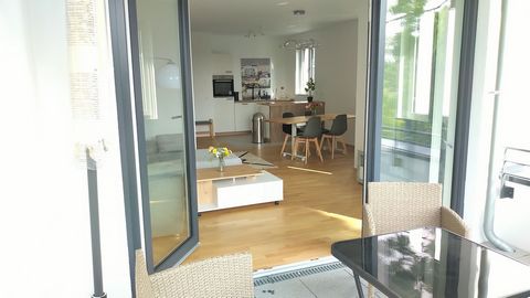 High quality, tastefully appointed apartment that is bathed in light, located approx 1.0km from Bochum city centre. Extremely appealing residential area: Quiet side street lined with mature trees, just a few minutes’ walk to the tram U35. A parking s...