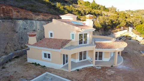 With its breathtaking views, we invite you to discover this recently renovated villa. Set on +/- 70 ares of land, it combines Algarvian charm and contemporary comfort on +/- 258 m2 of living space. New renovation project for a bright, spacious house ...