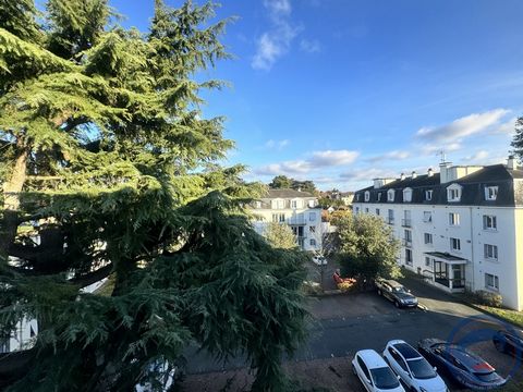 Ideally located in a residence close to the market and the hyper city center of Amboise, this type 1 apartment with a surface area of 33m2, includes an entrance, a separate kitchen, a living room and a bathroom with toilet. A cellar and a parking spa...